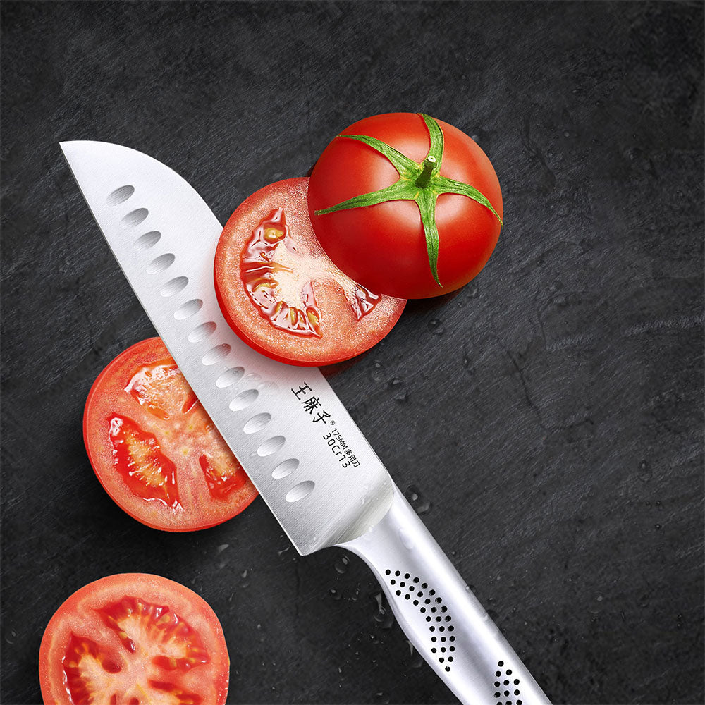 This Santoku knife is not only beautiful but also features an extremely sharp blade, making it perfect for slicing tomatoes. Whether you're looking to cut thin slices or fine pieces, it handles the task with ease, providing a perfect cutting experience.