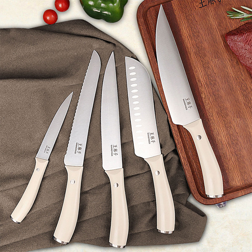 The Wangmazi knife set includes a santoku knife, paring knife, utility knife, 6 pcs steak knives, and a bread knife, each designed for specific tasks. This thoughtful selection helps prevent cross-contamination, ensuring the safety and hygiene of you and your family while preparing meals.